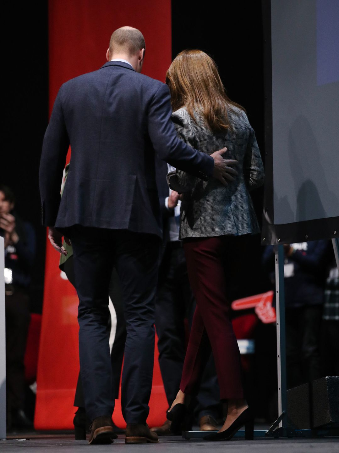 Książę William obejmuję księżną Kate Middleton 