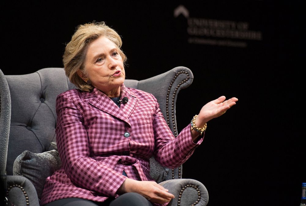 Hillary Clinton spadła ze schodów. "Przepraszam za spóźnienie, ale złamałam palec"