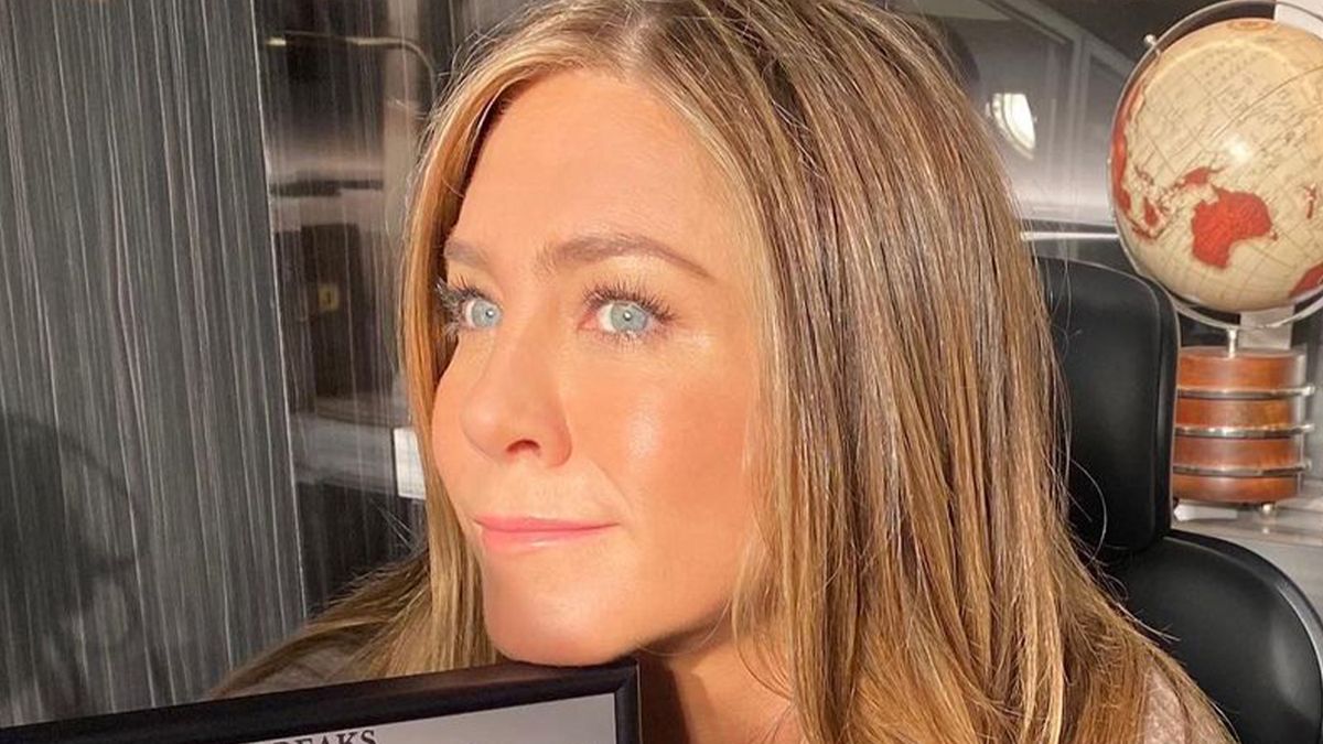 Odważnie! Jennifer Aniston pokazała się bez makijażu prosto po kąpieli! Ma na sobie tylko mini ręcznik