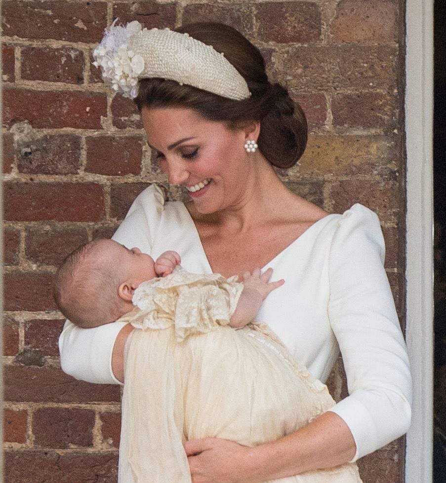 Księżna Kate miała na chrzcie Louisa kremową sukienkę. Nie bez powodu
