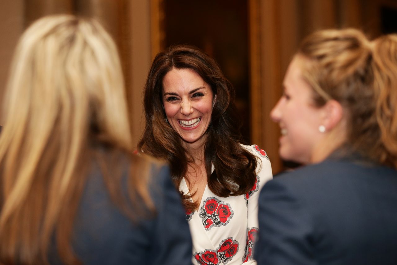 Kate Middleton i kwiecista sukienka w stylu retro