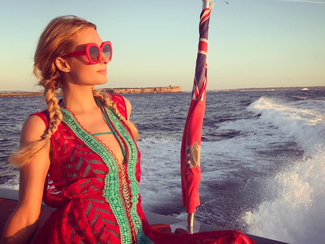 Jak się absolutnie nie pakować? Tego uczy antyprzykład Paris Hilton