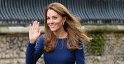 Kate Middleton zachwyca granatową sukienką. Jej makowa broszka ma symboliczne znaczenie