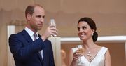 Uśmiechnięci Kate i William na balu w Łazienkach Królewskich. Księżna założyła kreację polskiej projektantki