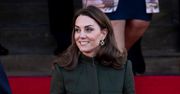 Kate Middleton lubi ponadczasowe stroje. Kiedy nie wie, w co się ubrać, sięga po ten wzór