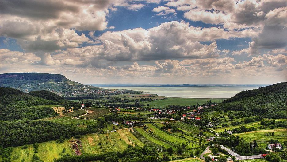Jedną z atrakcji Węgier jest otoczony zielonymi pagórkami Balaton