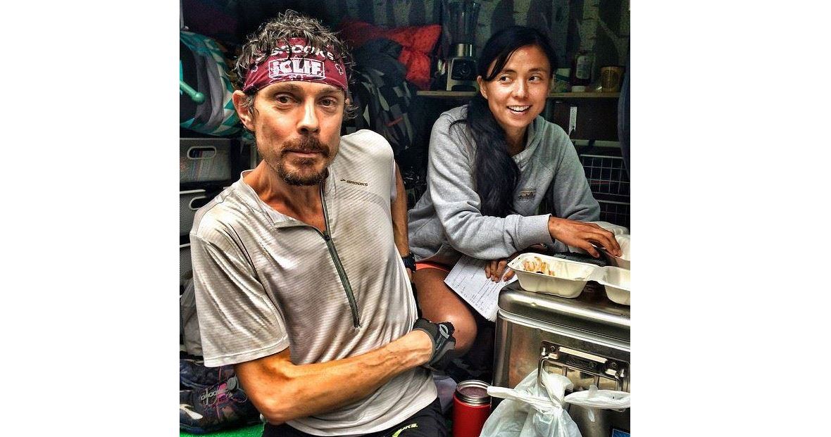 Scott i Jenny na mecie. Chwilę wcześniej Jurek dostał mandat za... wzniesienie toastu szampanem w miejscu publicznym. 