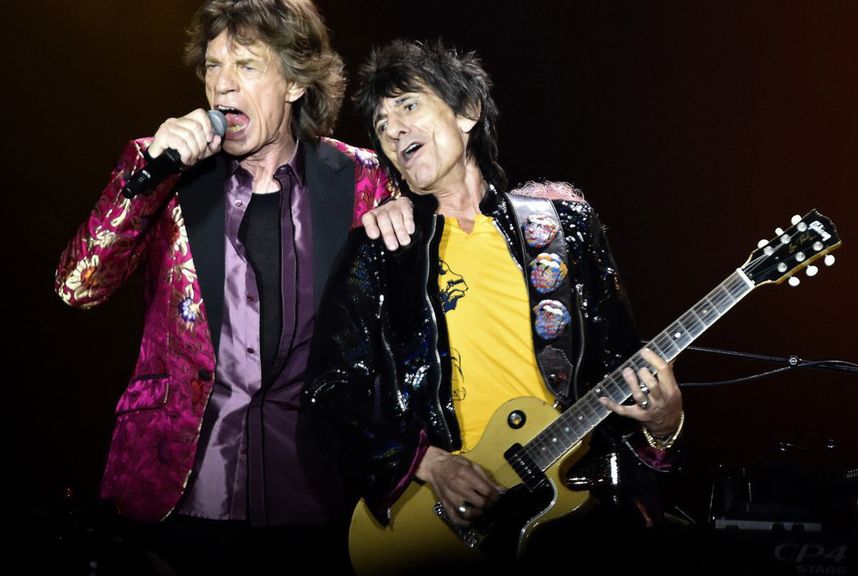 Rolling Stones w Warszawie. Dzikie tłumy przed hotelem, w którym zatrzymali się Jagger i spółka