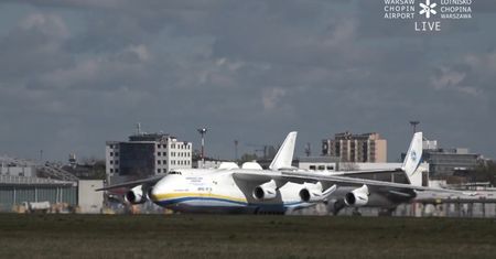 Antonow An-225 Mrija wylądował w Warszawie ze sprzętem medycznym. To największy samolot na świecie