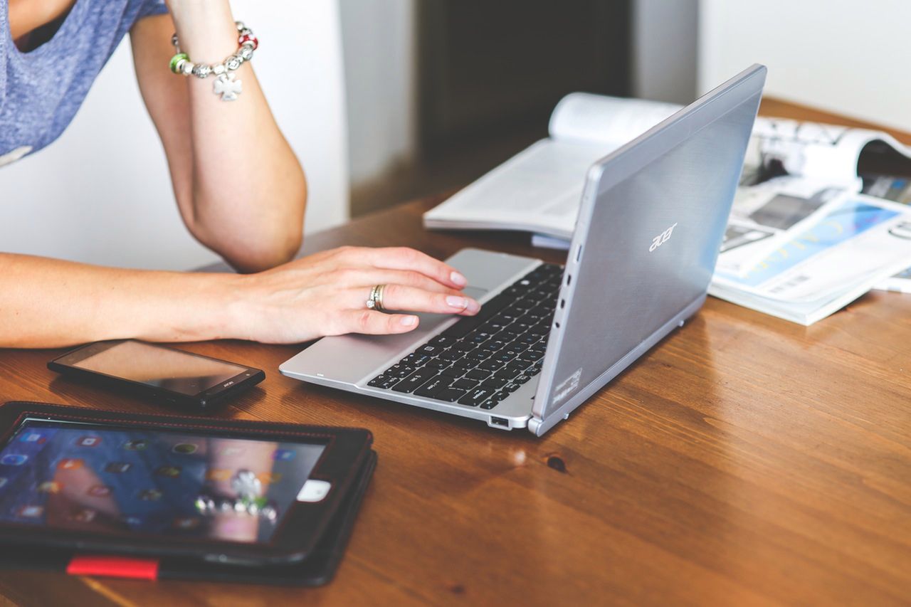 Laptopy do 2000 zł. Najlepsze do biura i szkoły