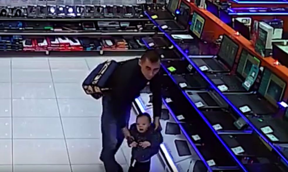 Rosjanin ukradł laptopa. Przed kamerą zasłonił się synem