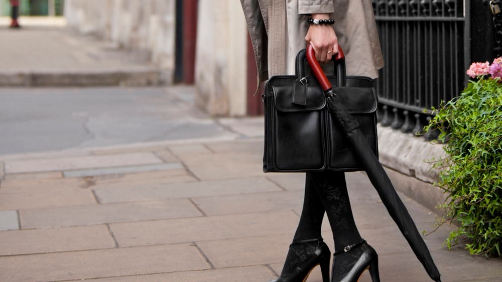 Elegancka torba na laptopa ze skóry jest idealnym dodatkiem do profesjonalnego stroju