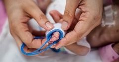 Jaś urodził się jako wcześniak. Jego stópka była o wiele krótsza od kciuka mamy