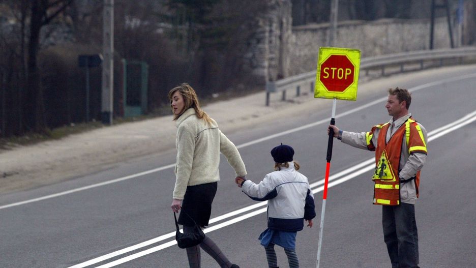 Trudno znaleźć w Lublinie osoby do przeprowadzania dzieci przez ulicę.