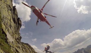 Taternik utknął na grani. Śmigłowiec TOPR w akcji
