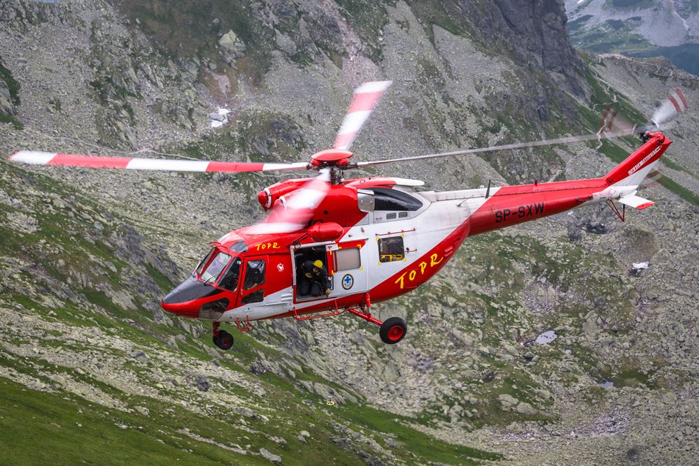 Wypadek w Tatrach. Do akcji ratującej turystki wykorzystano śmigłowiec