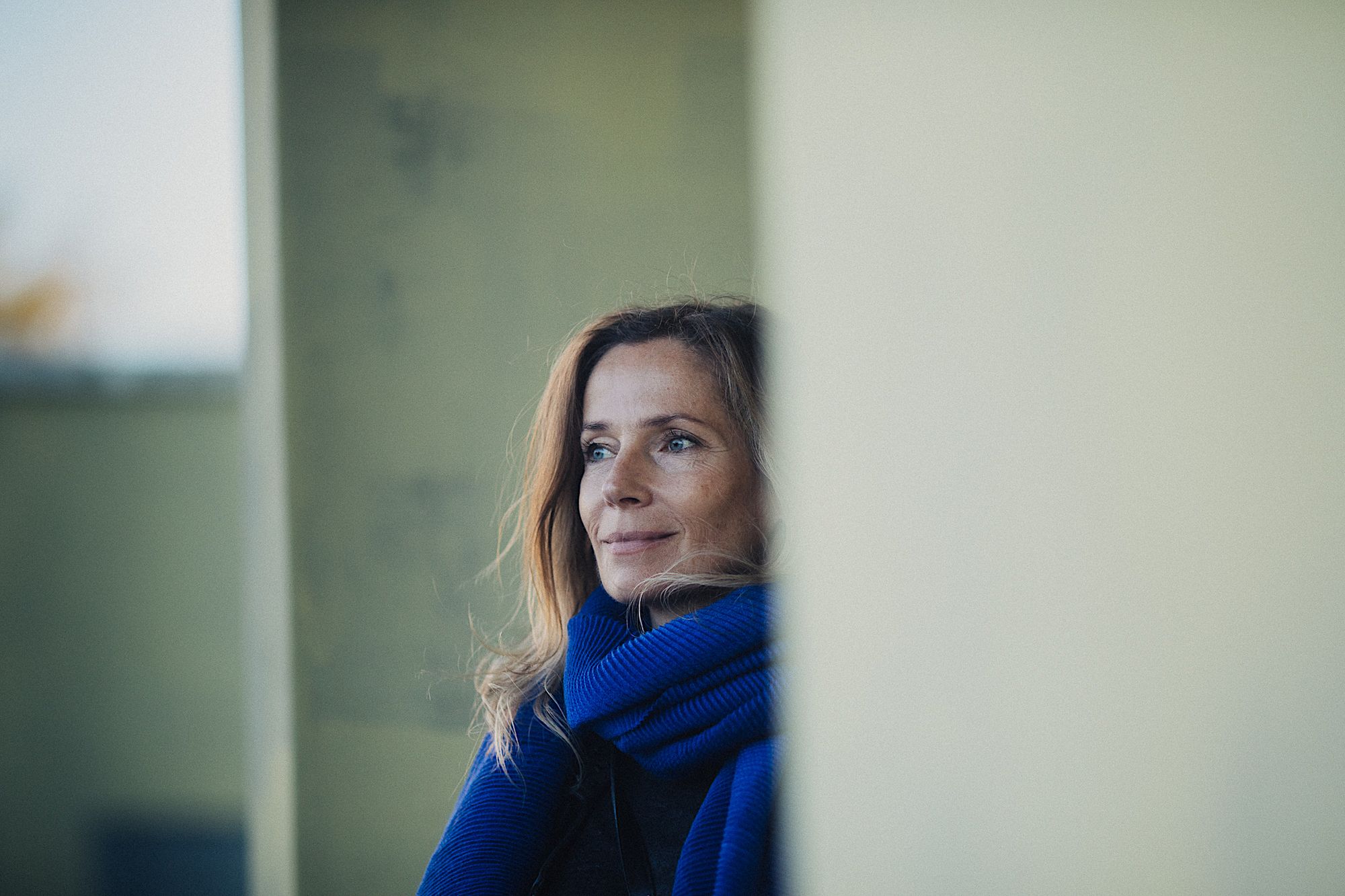 Pisarka mieszkała w Wałbrzychu do 18. roku życia. 