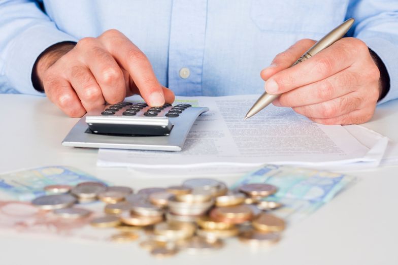 Kalkulator wynagrodzeń brutto-netto uwzględnia czynniki takie jak składki na FP i FGŚP