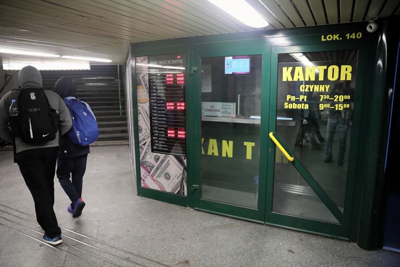 Kursy walut. Złoty lekko słabnie, a inwestorzy patrzą na banki