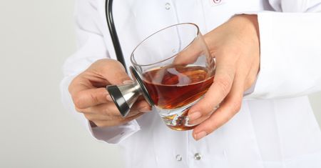 Pod wpływem alkoholu przyjmowała pacjentów. Wcześniej świętowała pępkowe