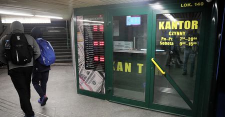 Kursy walut. Złoty lekko słabnie, a inwestorzy patrzą na banki centralne
