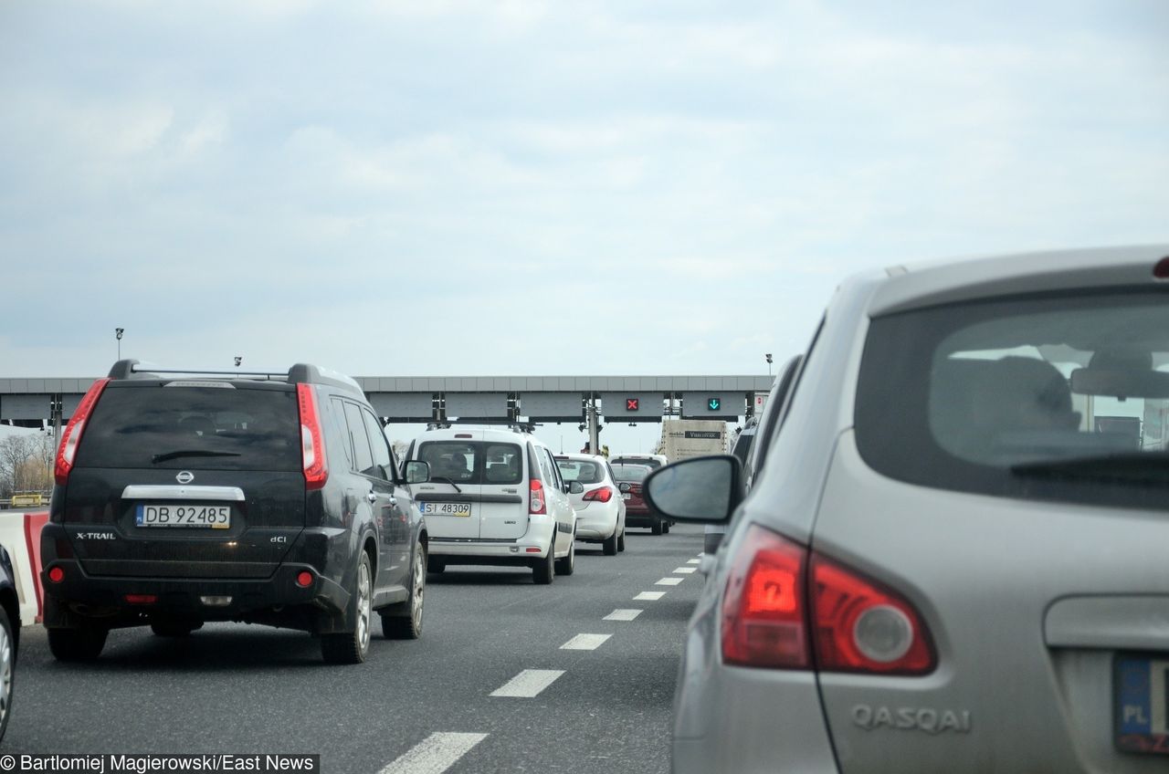 Zator na autostradzie A4. Dachował samochód