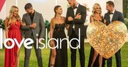 Tak wygląda lektor z "Love Island". To mąż znanej wokalistki i niezły przystojniak. Fanki oszaleją na jego widok