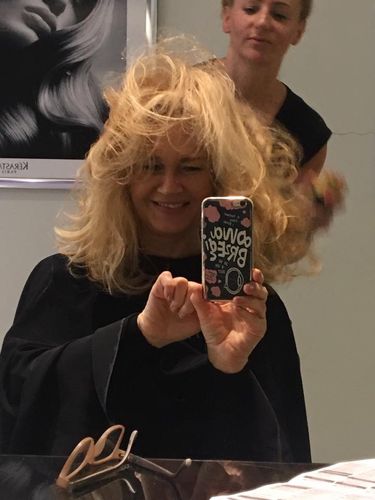 Grażyna Torbicka szykuje fryzurę do Cannes