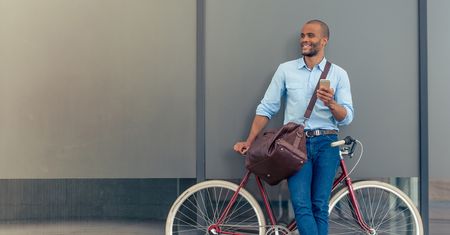 Faceci lubią jeans – jakie modele znajdziesz w sklepach?