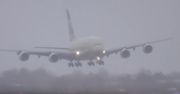 Sztorm Dennis. Niebezpieczne lądowanie na lotnisku Heathrow