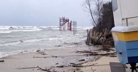Alert pogodowy. Zalane plaże i porty. Śnieg na południu i w centrum