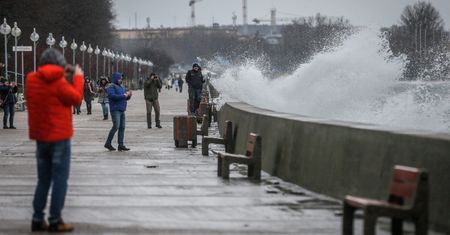 Nowa wichura nadciąga nad Polskę. Na północy do 100 km/h i groźba "cofki"