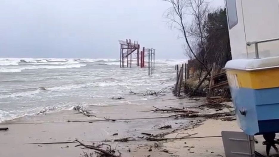 Nad ranem powinno wiać słabiej, ale wciąż porywy mogą sięgać 100 km/h