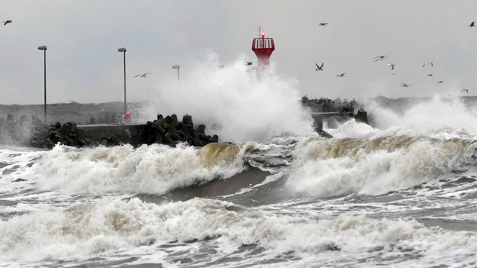 Sztorm szaleje nad Bałtykiem. Wydano ostrzeżenia