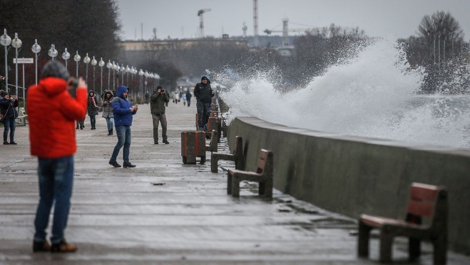 Najsilniej wiać będzie nad Bałtykiem i w górach, ale w całym kraju porywy wiatru mogą sięgać 75 km/h