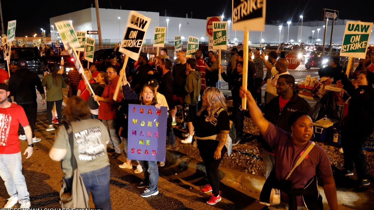 Strajkuje 49 tys. pracowników.