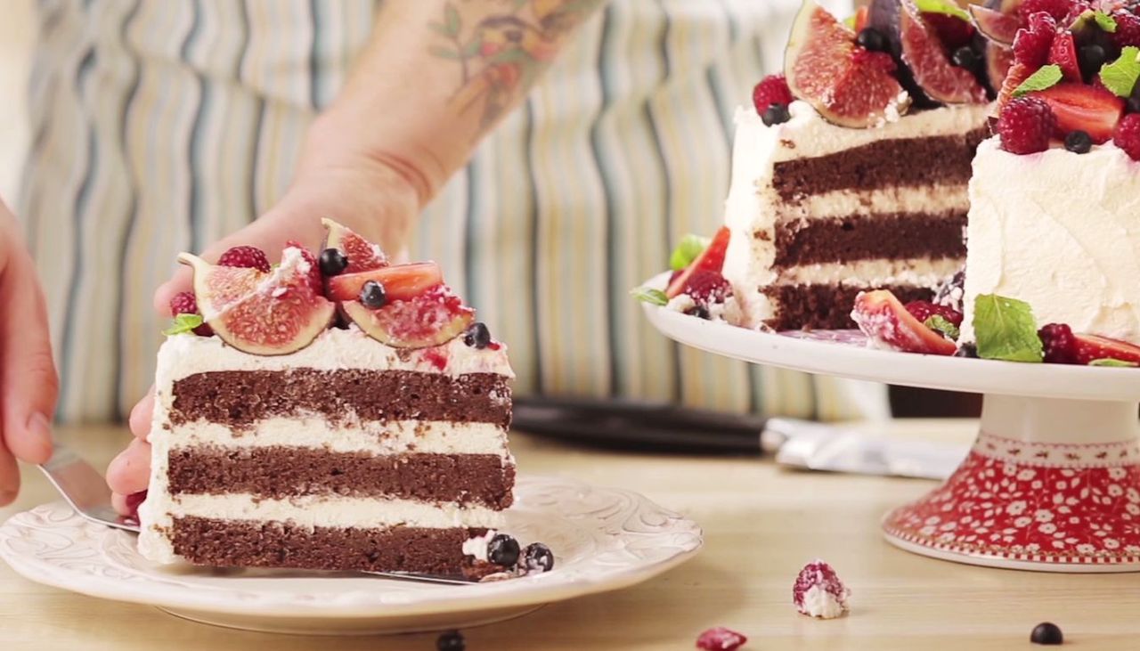 Tort czekoladowy z mascarpone i owocami