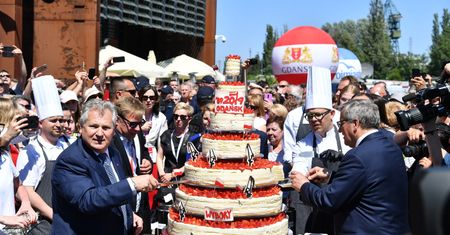Obchody 4 czerwca w Gdańsku. Wielki biało-czerwony tort