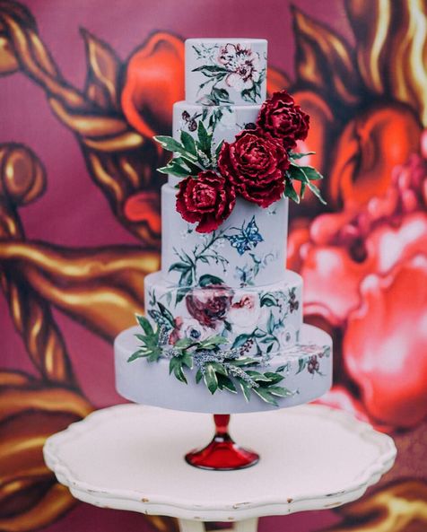 Jasnoniebieski z malowanymi kwiatami.