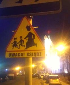 "Uwaga! Ksiądz!" Niepokojące znaki pojawiły się w Toruniu
