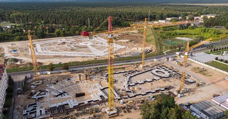 Toruń. Trwa budowa "miasteczka u o. Rydzyka". Rząd dołożył 161 mln zł