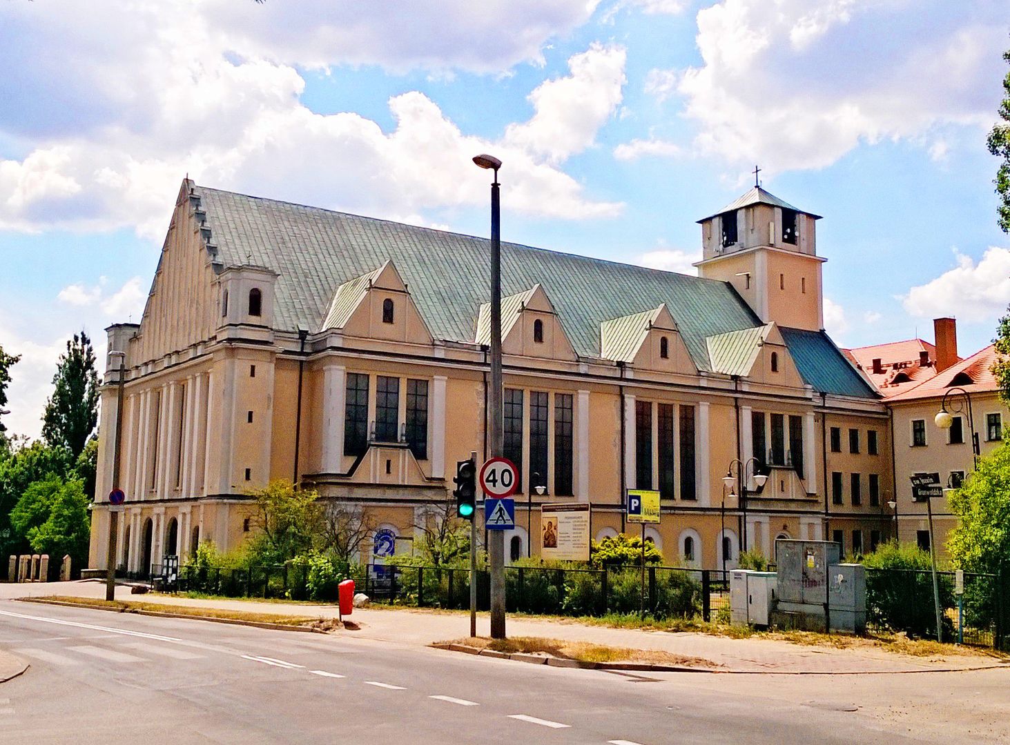 Kościół parafialny św. Józefa w Toruniu. Obok znajduje się klasztor oo. redemptorystów, a po drugiej stronie ulicy - komisja wyborcza nr 46