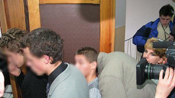 Uczniowie Technikum Budowlanego w Toruniu wchodzą na salę rozpraw