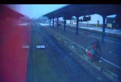Okrutny atak na niepełnosprawną. Zrzucił ją z wózkiem na tory