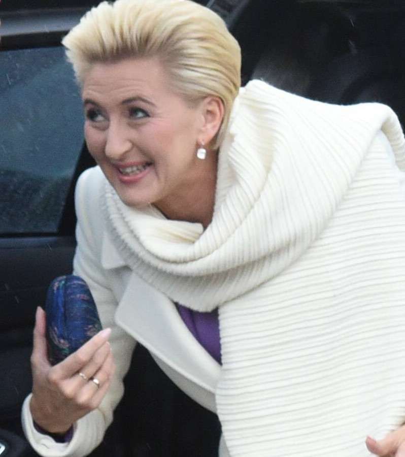 Agata Duda w jasnym szalu