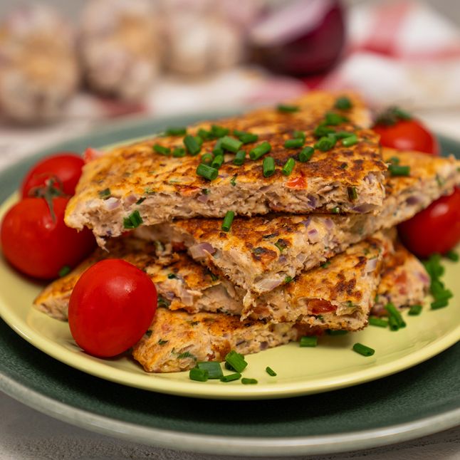 Omlet z tuńczykiem, cheddarem i pomidorami- Pyszności