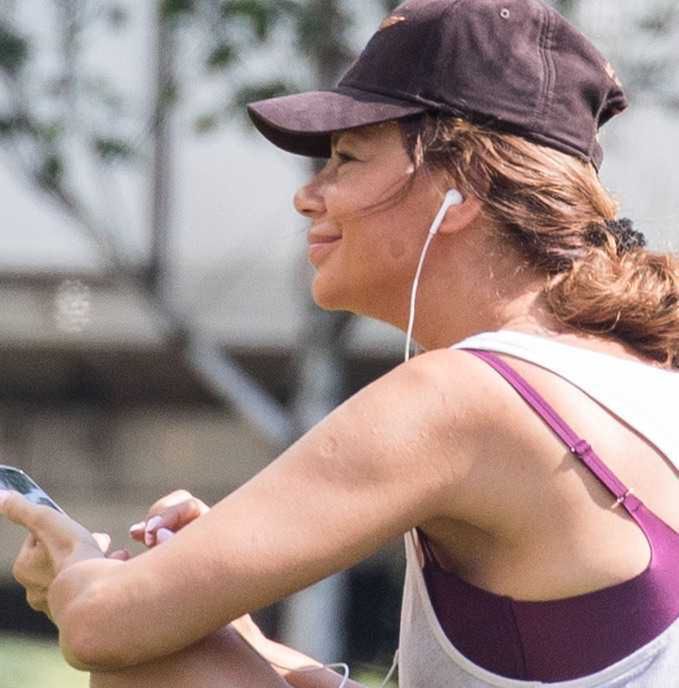 Edyta Górniak w szortach siedzi na trawie. Gwiazda przyłapana przez paparazzi