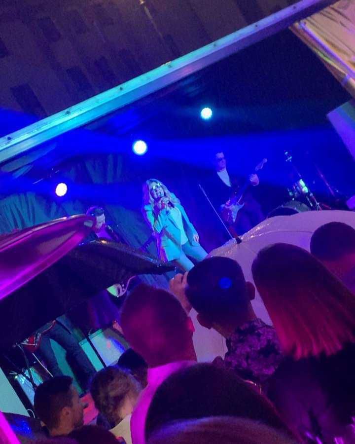 Beata Kozidrak śpiewa w deszczu