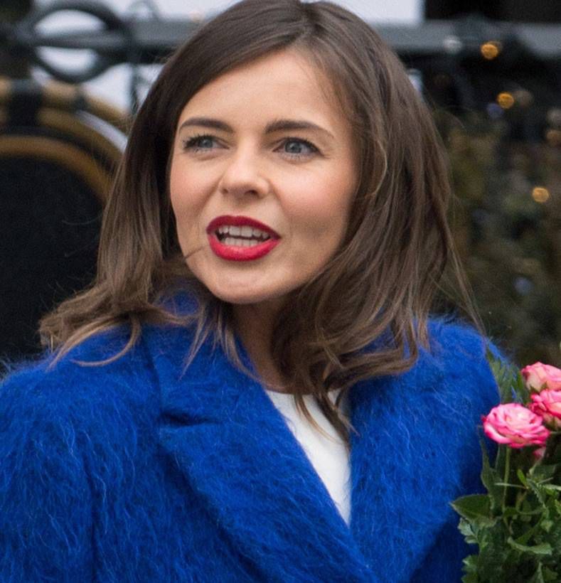 Edyta Herbuś w szafirowym moherowym płaszczu