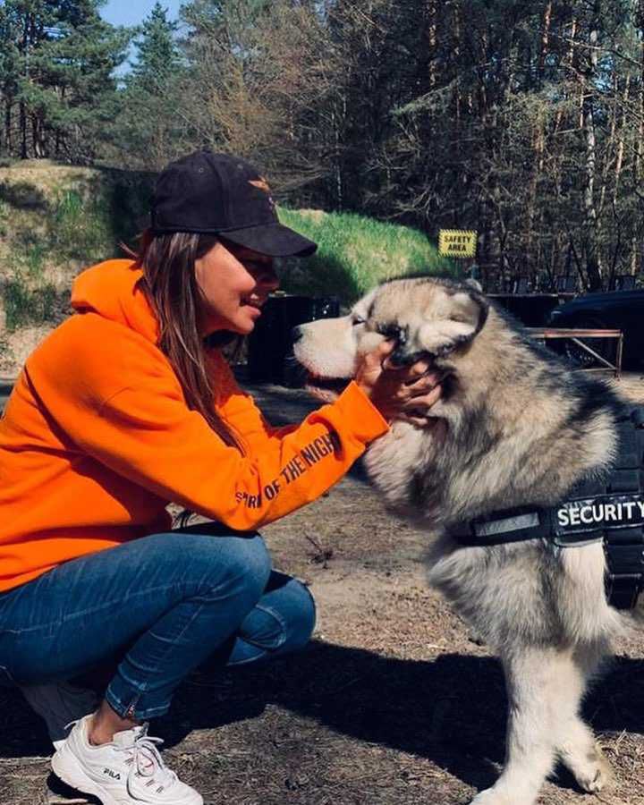 Edyta Górniak na spacerze z Tomaszem Mazurkiewiczem i psem Kubą